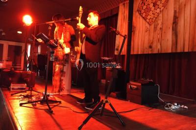 Miniature DJ Tocane-Saint-Apre (Dordogne) - Alliance Animation #12 Installation de matériel audio et éclairage dans une tente, avec une décoration sur le thème d'Halloween.