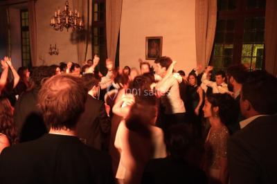 Miniature DJ Tocane-Saint-Apre (Dordogne) - Alliance Animation #26 Installation de matériel audio et éclairage dans une tente, avec une décoration sur le thème d'Halloween.