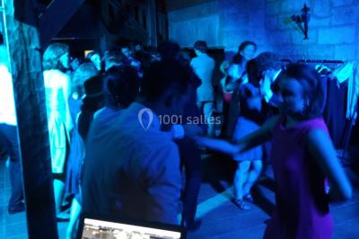 Miniature DJ Tocane-Saint-Apre (Dordogne) - Alliance Animation #30 Installation de matériel audio et éclairage dans une tente, avec une décoration sur le thème d'Halloween.