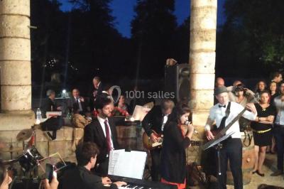 Miniature DJ Tocane-Saint-Apre (Dordogne) - Alliance Animation #34 Installation de matériel audio et éclairage dans une tente, avec une décoration sur le thème d'Halloween.