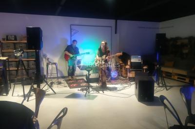 Miniature DJ Tocane-Saint-Apre (Dordogne) - Alliance Animation #37 Installation de matériel audio et éclairage dans une tente, avec une décoration sur le thème d'Halloween.