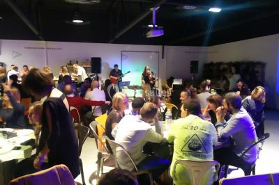 Miniature DJ Tocane-Saint-Apre (Dordogne) - Alliance Animation #38 Installation de matériel audio et éclairage dans une tente, avec une décoration sur le thème d'Halloween.