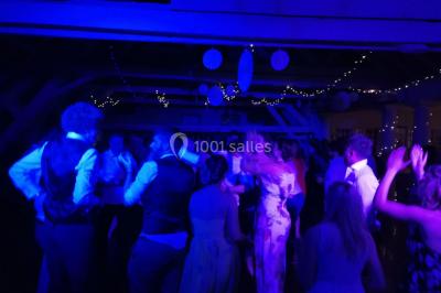 Miniature DJ Tocane-Saint-Apre (Dordogne) - Alliance Animation #48 Installation de matériel audio et éclairage dans une tente, avec une décoration sur le thème d'Halloween.