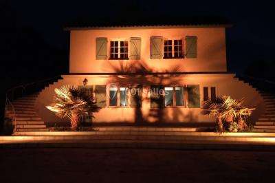 Installation de matériel audio et éclairage dans une tente, avec une décoration sur le thème d'Halloween.