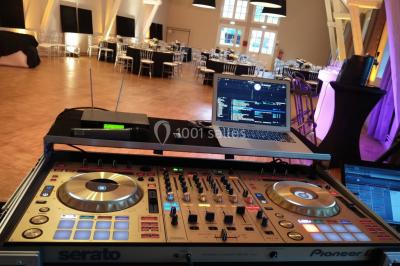 Installation de matériel audio et éclairage dans une tente, avec une décoration sur le thème d'Halloween.