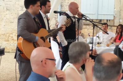 Installation de matériel audio et éclairage dans une tente, avec une décoration sur le thème d'Halloween.