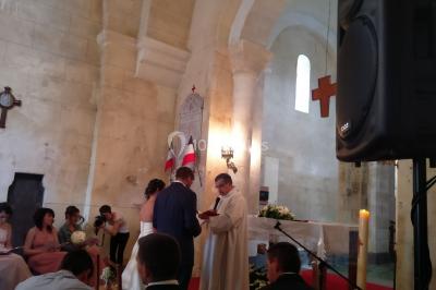 Installation de matériel audio et éclairage dans une tente, avec une décoration sur le thème d'Halloween.