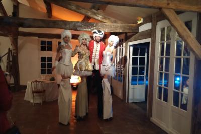 Installation de matériel audio et éclairage dans une tente, avec une décoration sur le thème d'Halloween.