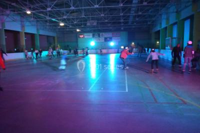 Installation de matériel audio et éclairage dans une tente, avec une décoration sur le thème d'Halloween.