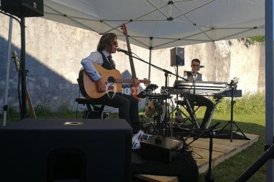 Installation de matériel audio et éclairage dans une tente, avec une décoration sur le thème d'Halloween.