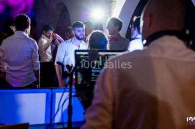 Miniature DJ Valros (Hérault) - Map's Events #2 Deux hommes sur scène, l'un chante au micro tandis que l'autre pointe du doigt près d'un équipement audio.