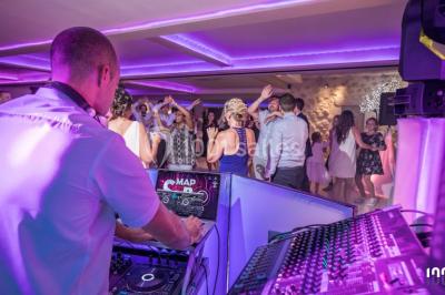 Miniature DJ Valros (Hérault) - Map's Events #3 Deux hommes sur scène, l'un chante au micro tandis que l'autre pointe du doigt près d'un équipement audio.