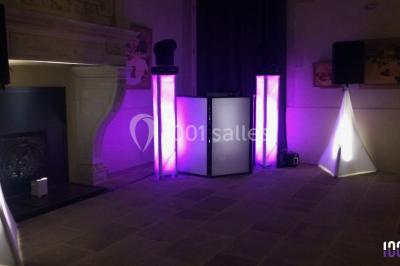 Miniature DJ Valros (Hérault) - Map's Events #4 Deux hommes sur scène, l'un chante au micro tandis que l'autre pointe du doigt près d'un équipement audio.