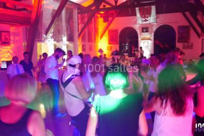 Miniature DJ Valros (Hérault) - Map's Events #5 Deux hommes sur scène, l'un chante au micro tandis que l'autre pointe du doigt près d'un équipement audio.