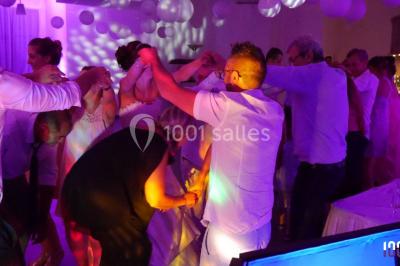 Miniature DJ Valros (Hérault) - Map's Events #6 Deux hommes sur scène, l'un chante au micro tandis que l'autre pointe du doigt près d'un équipement audio.