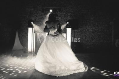 Miniature DJ Valros (Hérault) - Map's Events #7 Deux hommes sur scène, l'un chante au micro tandis que l'autre pointe du doigt près d'un équipement audio.