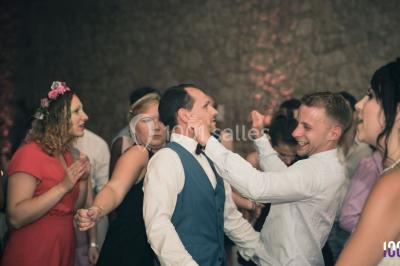 Miniature DJ Valros (Hérault) - Map's Events #9 Deux hommes sur scène, l'un chante au micro tandis que l'autre pointe du doigt près d'un équipement audio.