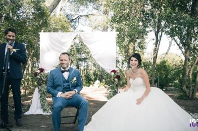 Miniature DJ Valros (Hérault) - Map's Events #11 Deux hommes sur scène, l'un chante au micro tandis que l'autre pointe du doigt près d'un équipement audio.