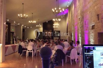 Miniature DJ Valros (Hérault) - Map's Events #12 Deux hommes sur scène, l'un chante au micro tandis que l'autre pointe du doigt près d'un équipement audio.