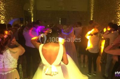 Miniature DJ Valros (Hérault) - Map's Events #13 Deux hommes sur scène, l'un chante au micro tandis que l'autre pointe du doigt près d'un équipement audio.