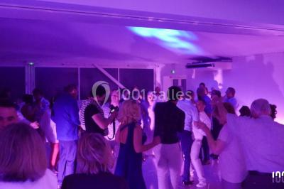 Miniature DJ Valros (Hérault) - Map's Events #14 Deux hommes sur scène, l'un chante au micro tandis que l'autre pointe du doigt près d'un équipement audio.