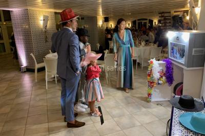 Miniature DJ Valros (Hérault) - Map's Events #15 Deux hommes sur scène, l'un chante au micro tandis que l'autre pointe du doigt près d'un équipement audio.