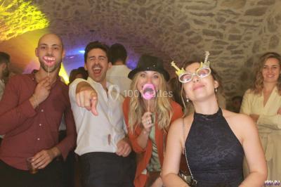 Miniature DJ Valros (Hérault) - Map's Events #17 Deux hommes sur scène, l'un chante au micro tandis que l'autre pointe du doigt près d'un équipement audio.