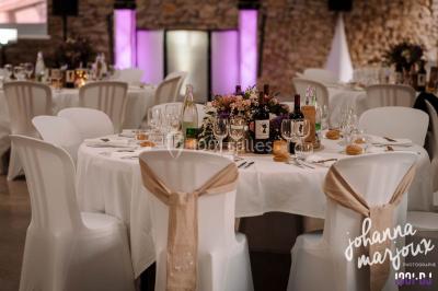 Miniature DJ Valros (Hérault) - Map's Events #20 Deux hommes sur scène, l'un chante au micro tandis que l'autre pointe du doigt près d'un équipement audio.