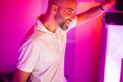 Miniature DJ Valros (Hérault) - Map's Events #23 Deux hommes sur scène, l'un chante au micro tandis que l'autre pointe du doigt près d'un équipement audio.