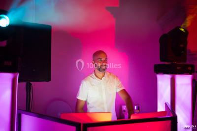 Miniature DJ Valros (Hérault) - Map's Events #24 Deux hommes sur scène, l'un chante au micro tandis que l'autre pointe du doigt près d'un équipement audio.