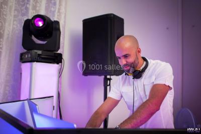 Miniature DJ Valros (Hérault) - Map's Events #25 Deux hommes sur scène, l'un chante au micro tandis que l'autre pointe du doigt près d'un équipement audio.