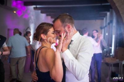 Miniature DJ Valros (Hérault) - Map's Events #27 Deux hommes sur scène, l'un chante au micro tandis que l'autre pointe du doigt près d'un équipement audio.