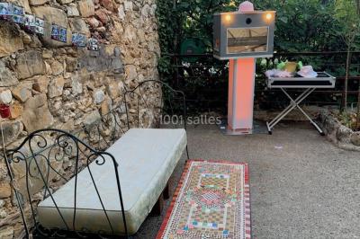 Miniature DJ Valros (Hérault) - Map's Events #30 Deux hommes sur scène, l'un chante au micro tandis que l'autre pointe du doigt près d'un équipement audio.