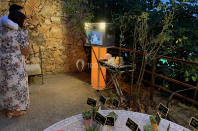 Miniature DJ Valros (Hérault) - Map's Events #31 Deux hommes sur scène, l'un chante au micro tandis que l'autre pointe du doigt près d'un équipement audio.