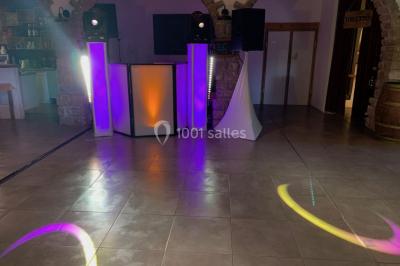 Miniature DJ Valros (Hérault) - Map's Events #32 Deux hommes sur scène, l'un chante au micro tandis que l'autre pointe du doigt près d'un équipement audio.