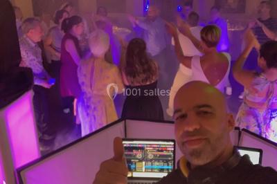 Miniature DJ Valros (Hérault) - Map's Events #33 Deux hommes sur scène, l'un chante au micro tandis que l'autre pointe du doigt près d'un équipement audio.