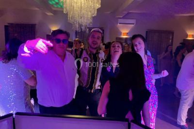 Miniature DJ Valros (Hérault) - Map's Events #34 Deux hommes sur scène, l'un chante au micro tandis que l'autre pointe du doigt près d'un équipement audio.