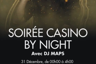 Salle décorée pour un événement avec éclairage violet, machines à fumée et équipements audio devant une baie vitrée.