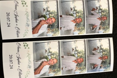 Salle décorée pour un événement avec éclairage violet, machines à fumée et équipements audio devant une baie vitrée.