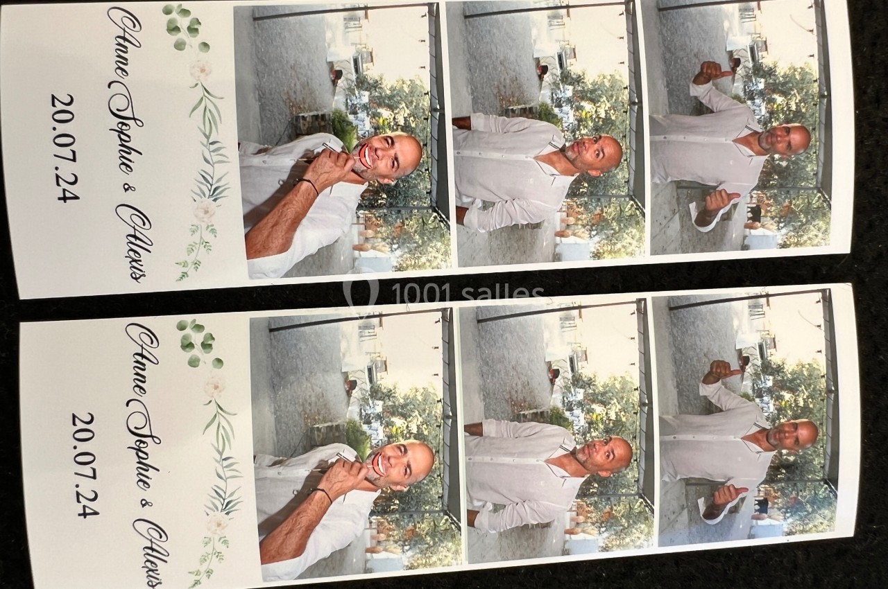 Deux marque-pages illustrés avec des photos d'un homme souriant dans un cadre extérieur ensoleillé.