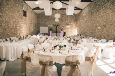 Deux hommes sur scène, l'un chante au micro tandis que l'autre pointe du doigt près d'un équipement audio.