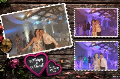 Deux hommes sur scène, l'un chante au micro tandis que l'autre pointe du doigt près d'un équipement audio.