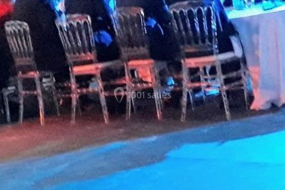 Miniature DJ Saint-Étienne-la-Thillaye (Calvados) - Tuxedo-prod #2 Scène de concert avec batterie, guitares, claviers et micros sous un éclairage coloré.