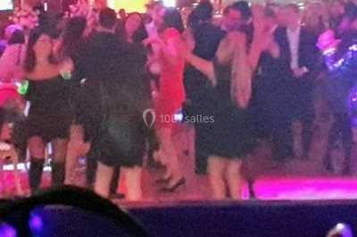 Miniature DJ Saint-Étienne-la-Thillaye (Calvados) - Tuxedo-prod #3 Scène de concert avec batterie, guitares, claviers et micros sous un éclairage coloré.