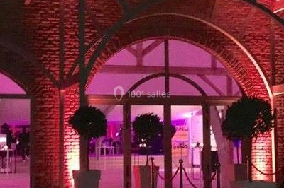 Miniature DJ Saint-Étienne-la-Thillaye (Calvados) - Tuxedo-prod #4 Scène de concert avec batterie, guitares, claviers et micros sous un éclairage coloré.