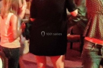 Miniature DJ Saint-Étienne-la-Thillaye (Calvados) - Tuxedo-prod #5 Scène de concert avec batterie, guitares, claviers et micros sous un éclairage coloré.