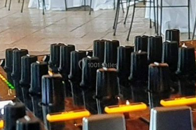 Miniature DJ Saint-Étienne-la-Thillaye (Calvados) - Tuxedo-prod #6 Scène de concert avec batterie, guitares, claviers et micros sous un éclairage coloré.