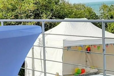 Miniature DJ Saint-Étienne-la-Thillaye (Calvados) - Tuxedo-prod #7 Scène de concert avec batterie, guitares, claviers et micros sous un éclairage coloré.