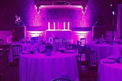 Miniature DJ Saint-Étienne-la-Thillaye (Calvados) - Tuxedo-prod #8 Scène de concert avec batterie, guitares, claviers et micros sous un éclairage coloré.