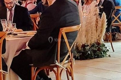 Miniature DJ Saint-Étienne-la-Thillaye (Calvados) - Tuxedo-prod #9 Scène de concert avec batterie, guitares, claviers et micros sous un éclairage coloré.